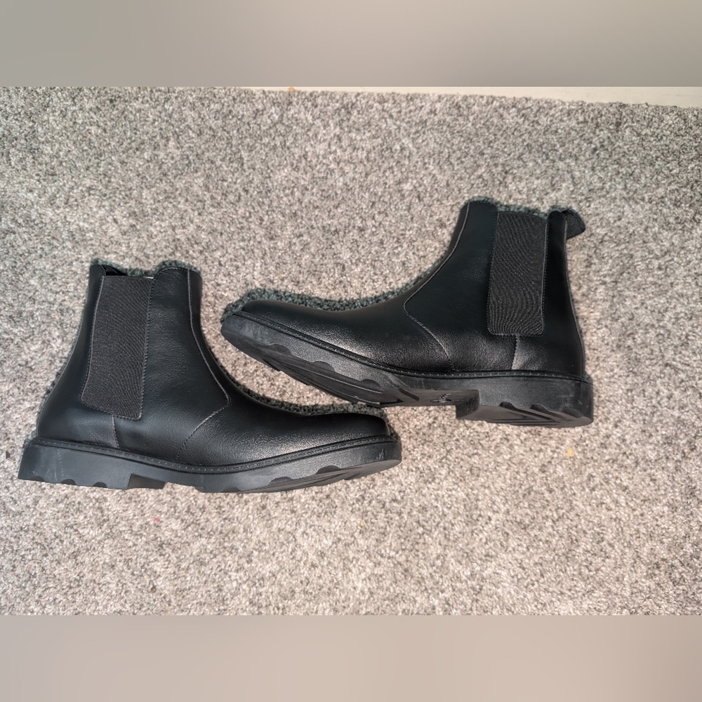 Sleek Black Chelsea Ankle Boots for Women - Picture 5 of 16